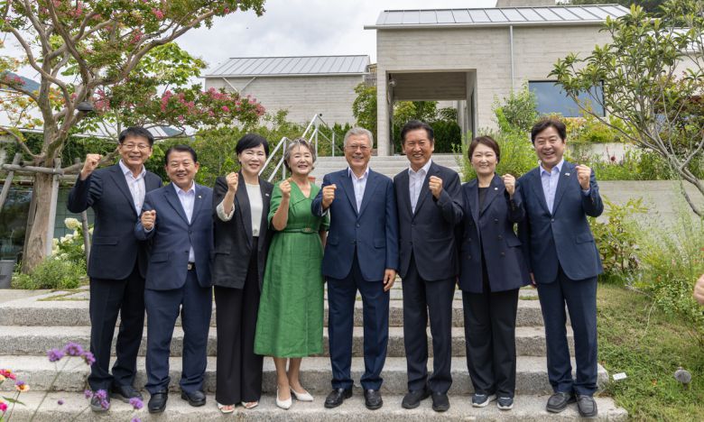 더불어민주당 정청래 대표가 7일 경남 양산시 하북면 평산마을 문재인 전 대통령 사저에서 문 전 대통령을 예방, 기념촬영을 하고 있다. 더불어민주당 제공