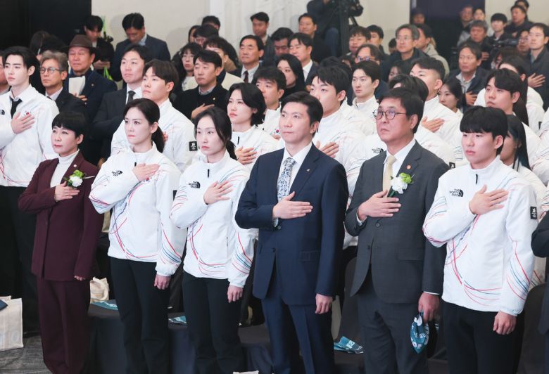 대한체육회 홍보대사인 엔하이픈(ENHYPEN)의 성훈(맨 왼쪽)을 비롯한 선수단이 22일 오후 송파구 올림픽파크텔에서 열린 2026 밀라노 동계올림픽 선수단 결단식에서 국민의례를 하고 있다. 뉴시스