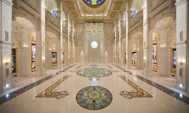 천원궁 천일성전 내부 모습. 12개 대리석 기둥과 양쪽 벽면에 전시된 천일성화가 조화를 이루고 있다. 세계평화통일가정연합 제공