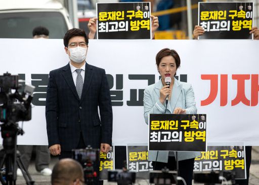 강연재 변호사(오른쪽)가 17일 오전 서울 성북구 사랑제일교회 앞에서 서울시 고발 및 언론발표 내용 관련 기자회견을 하고 있다.