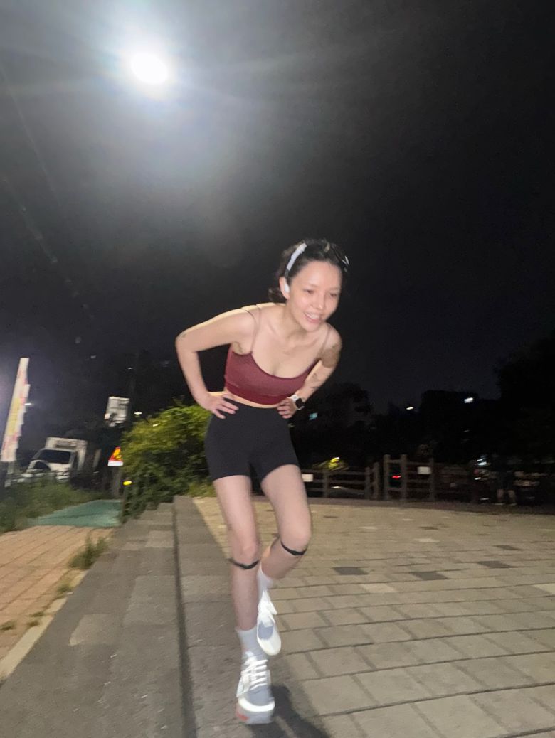 야간 러닝을 즐기고 있는 지민. 지민 SNS 캡처