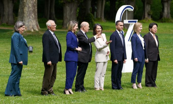 독일 바이센하우스에서 열린 G7 외교장관 회의 참석자들이 기념촬영을 하고 있다. 왼쪽부터 빅토리아 눌런드 미국 국무부 차관, 호셉 보렐 EU 외교정책 대표, 멜라니 졸리 캐나다 외교장관, 장 이브 르드리앙 프랑스 외교장관, 안나레나 배어복 독일 외교장관, 루이지 디마이오 이탈리아 외교장관, 리즈 트러스 영국 외교장관, 하야시 요시마사 일본 외무상. 의전서열상 가장 뒤로 밀린 눌런드 차관이 다른 장관들과 조금 거리를 둔 채 어색하게 서 있는 모습이다. AFP연합뉴스