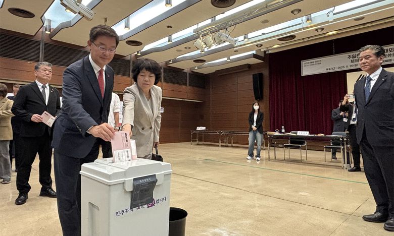 박철희 주일 한국대사 부부가 20일 제21대 대선 재외투표 기표를 마친 뒤 투표용지가 든 회송용 봉투를 투표함에 넣고 있다. 도쿄=연합뉴스