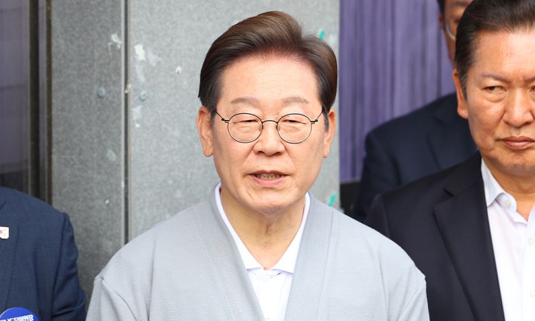 남도문화벨트 골목골목 경청투어에 나선 더불어민주당 이재명 대선 후보가 11일 전남 영암군 학산면 독천낙지거리를 일정을 마친 뒤 취재진을 상대로 백브리핑을 하고 있다. 연합뉴스