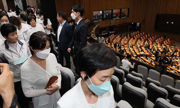 30일 국회 본회의에서 윤석열 대통령이 재의요구권(거부권)을 행사한 간호법 제정안이 재표결 끝에 부결된 뒤 대한간호협회 회원들이 방청석을 나서고 있다. 연합뉴스