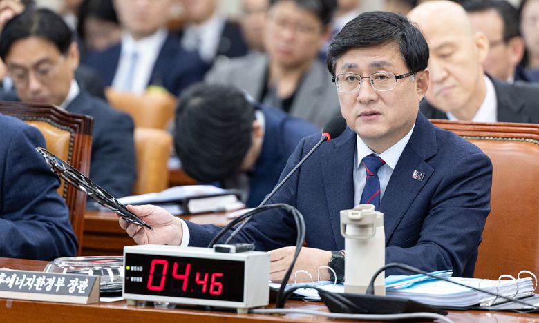 김성환 기후에너지환경부 장관이 29일 서울 여의도 국회에서 열린 기후에너지환경노동위원회 기후에너지환경부 등에 대한 국정감사에 출석해 생분해 플라스틱 정책 관련 질의에 답변하고 있다. 뉴스1