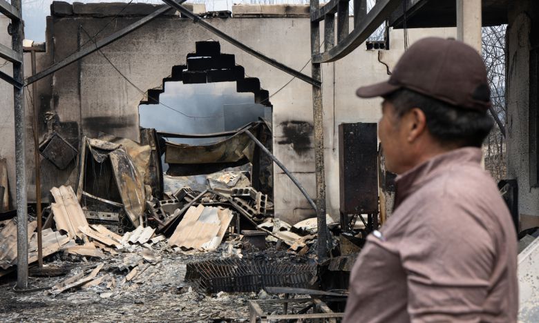 전국 곳곳에 산불이 이어지고 있는 27일 경북 의성군 동변1리마을 인근에서 산불로 전소된 사과 창고를 바라보고 있다. 의성=뉴스1
