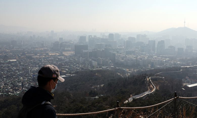 미세먼지 농도가 나쁨 수준을 보인 26일 서울 종로구 인왕산에서 바라본 종로 일대가 뿌옇다. 연합뉴스