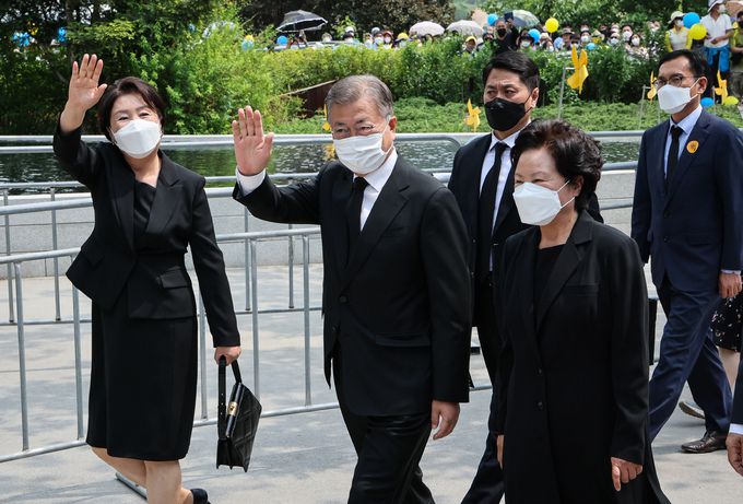 문재인 전 대통령 내외와 권양숙 여사가 23일 경남 김해 봉하마을에서 열린 고 노무현 전 대통령 서거 13주기 추도식에 참석, 추도식장으로 향하고 있다. 공동 취재사진