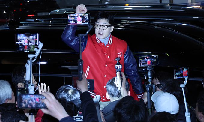 국민의힘 한동훈 비상대책위원장이 28일 새벽 가락동 농수산물시장에서 4·10총선 선거운동을 하고 있다. 공식 선거운동은 이날 0시부터 가능하다.연합뉴스