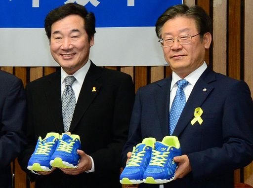 과거 전남도지사 시절 더불어민주당 이낙연 신임 당대표(왼쪽)가 한 행사장에서 만난 이재명 경기도지사(당시 성남시장)과 나란히 기념촬영을 하며 포즈를 취하는 모습. 세계일보 자료사진