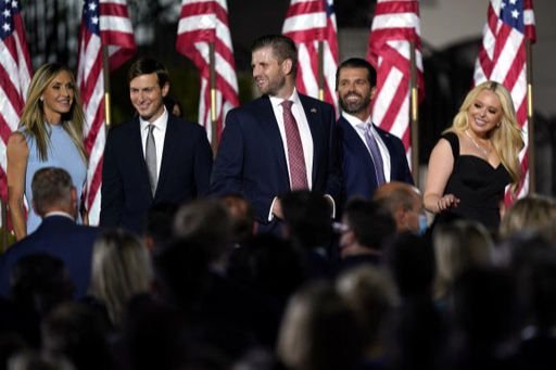미국 공화당 전당대회 마지막 날인 27일(현지시간) 도널드 트럼프 대통령의 대선후보 수락 연설이 진행될 워싱턴 백악관 사우스론(잔디밭)에 트럼프의 자녀 등 가족이 도착해 있다. 왼쪽부터 트럼프의 둘째 며느리 라라 트럼프, 사위 재러드 쿠슈너 백악관 선임 고문, 차남 에릭 트럼프, 장남 도널드 트럼프 주니어, 차녀 티파니 트럼프. 워싱턴 AP=연합뉴스