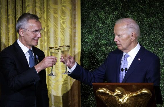 조 바이든 미국 대통령(오른쪽)이 10일(현지시간) 백악관에서 열린 나토 창설 75주년 기념 정상회의 축하 만찬 도중 옌스 스톨텐베르그 나토 사무총장과 건배하고 있다. EPA연합뉴스