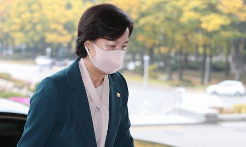 추미애 법무부 장관이 22일 오전 경기 과천시 정부과천청사 법무부로 출근하고 있다. 뉴스1