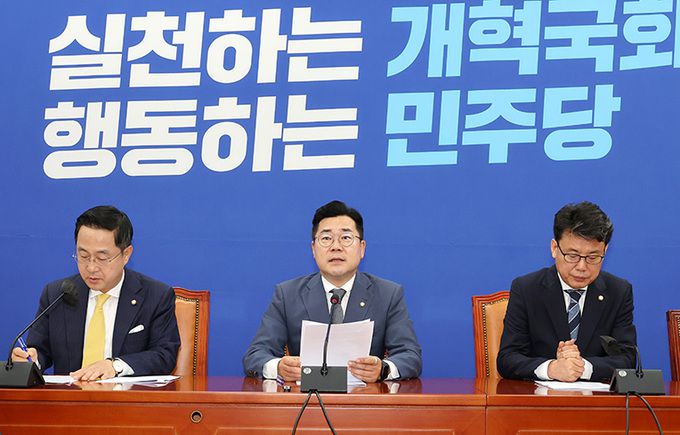 더불어민주당 박찬대 당 대표 직무대행 겸 원내대표(가운데)가 11일 오전 국회에서 열린 정책조정회의에서 발언하고 있다. 연합뉴스