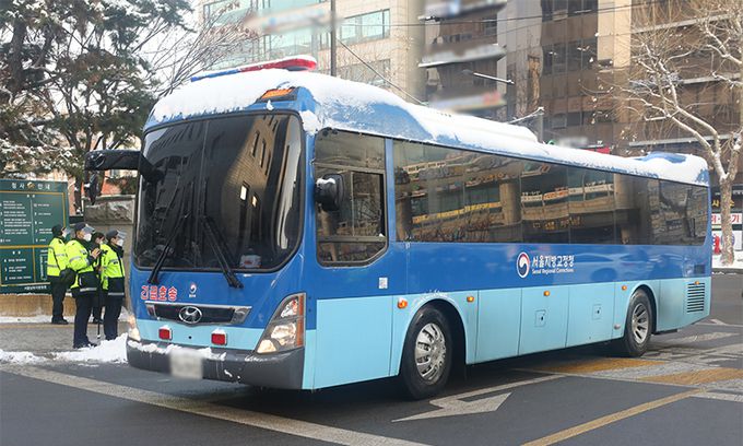 정인이 양부모에 대한 첫 재판이 열리는 13일 서울 양천구 서울남부지방검찰청에 법무부 호송차량이 들어오고 있다. 뉴시스