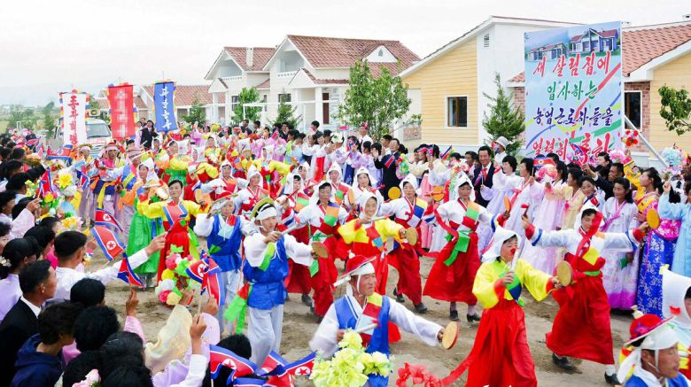 북한 노동당 기관지 노동신문은 12일 당에 있어서 "인민의 요구와 이익은 그 어떤 경우에도 최우선시하고 그 어떤 대가를 치러도 반드시 실현해야 할 최대의 중대사"라며 "당 정책에는 인민의 꿈과 소원, 이상과 요구가 반영돼 있으며 그것은 언제나 인민의 복리와 권익을 위함에 지향되어 있다"라고 선전했다.