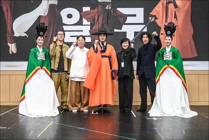 25일 서울 종로구 세종문화회관 예술동 서울시무용단 연습실에서 ‘일무’ 시연을 마친 뒤 정구호 연출 등 제작진과 무용수가 포즈를 취한 모습. 왼쪽부터 오정윤, 김성훈(안무), 정구호(연출), 조황경, 정혜진 서울시무용단장, 김재덕(안무·음악), 박수정. 서울시무용단 제공