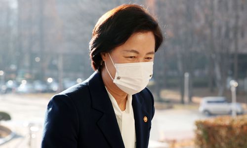 추미애 법무부 장관이 23일 오전 경기도 정부과천청사로 출근하고 있다. 뉴시스