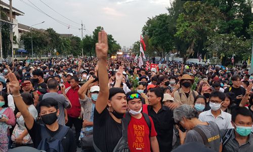 지난 14일 오후 태국 방콕의 쁘라윳 짠오차 총리실 길목에서 반정부 집회 참석자들이 저항의 상징인 '세 손가락 경례'를 하고 있다. 방콕=연합뉴스