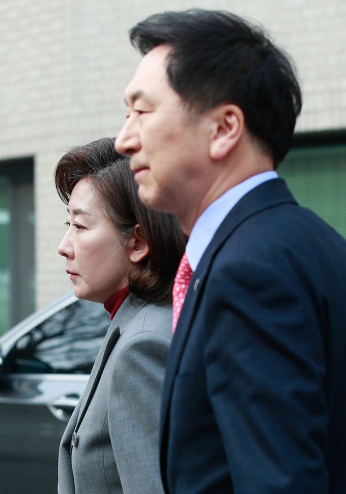 국민의힘 소속 나경원 전 의원(왼족)이 7일 오후 서울 중구 달개비에서 김기현 당대표 후보와 오찬 회동을 마친 뒤 전당대회 관련 입장을 발표하기 위해 이동하고 있다. 뉴스1