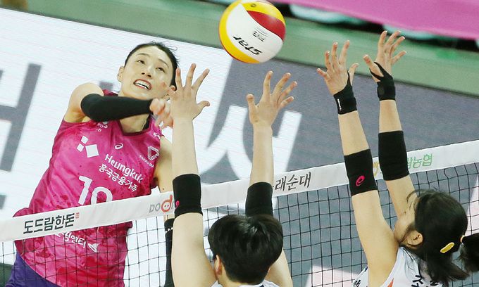흥국생명 김연경(왼쪽)이 20일 인천 계양체육관에서 열린 IBK기업은행과의 2020∼2021 V리그 플레이오프 1차전에서 상대 블로킹 사이로 공을 때리고 있다. 인천=연합뉴스