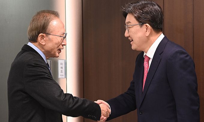 국민의힘 권성동 원내대표가 17일 서울 서초구 청계재단을 찾아 이명박 전 대통령을 예방하고 있다. 공동취재사진