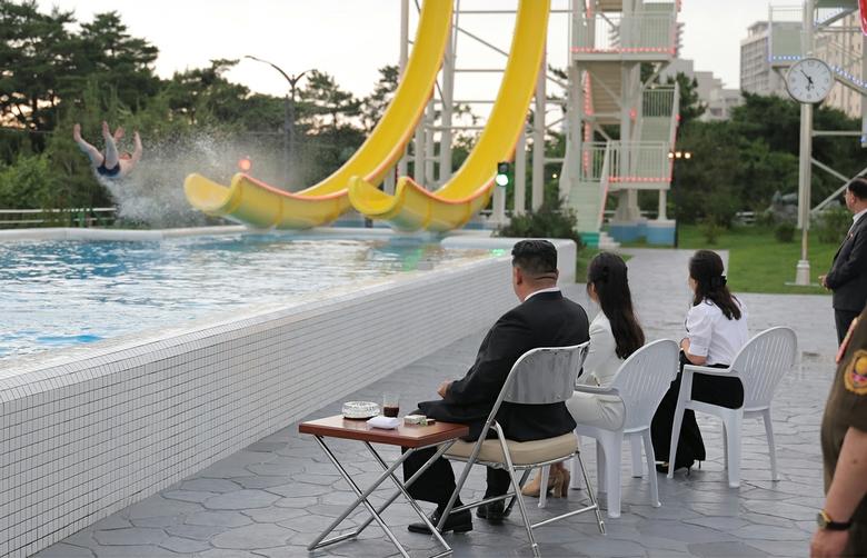 김정은 북한 국무위원장과 부인 리설주, 딸 주애가 북한의 원산 ‘갈마해안관광지구’ 준공식에 참석해 워터 슬라이드 시연을 보고 있다. 노동신문·뉴스1
