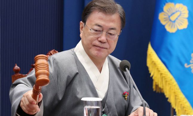 문재인 대통령이 12일 오전 청와대 여민관 영상회의실에서 열린 국무회의에서 의사봉을 두드리고 있다. 뉴시스