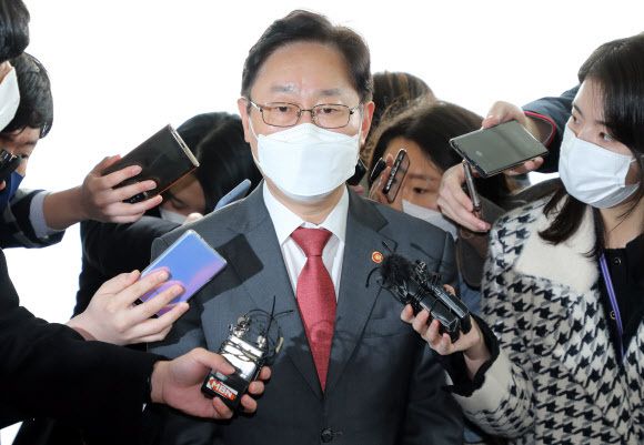 박범계 법무부 장관이 15일 오전 LH 관련 고검장 간담회가 열리는 서울고등검찰청에서 기자들의 질문을 받고 있다. 연합뉴스