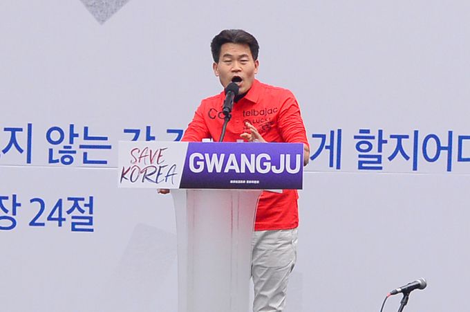 전한길 한국사 강사가 15일 광주 금남로 일대에서 열린 보수성향 개신교 단체 '세이브코리아'의 국가비상기도회에서 연설하고 있다. 뉴스1