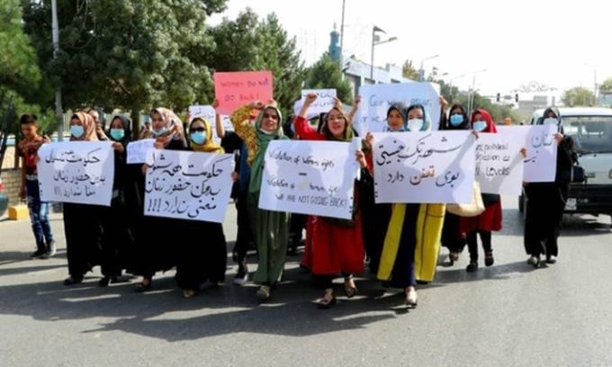 지난 6일(현지시간) 아프가니스탄 발흐주 마자르이샤리프에서 여성 권리 보장 촉구 시위에 참석한 여성들이 피켓을 들고 행진하고 있다. 사회관계망서비스(SNS) 갈무리