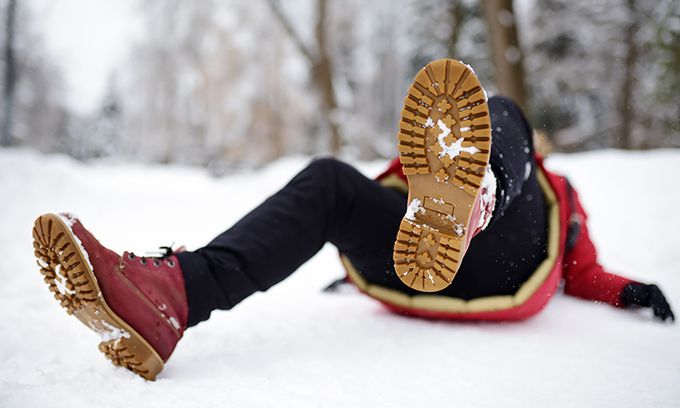 겨울에는 낙상사고로 인한 골절이 자주 발생하기 때문에 주의해야 한다. 게티이미지뱅크