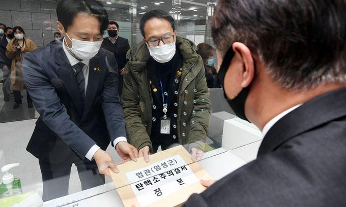 국회 법제사법위원회 더불어민주당 박주민 의원(오른쪽)과 이탄희 의원이 4일 오후 서울 종로구 재동 헌법재판소 별관에서 임성근 판사 탄핵소추 의결서 정본을 제출하고 있다. 연합뉴스