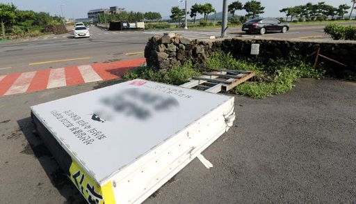 3일 오전 제주 서귀포시 성산읍의 간판이 쓰러져 있다. 뉴스1