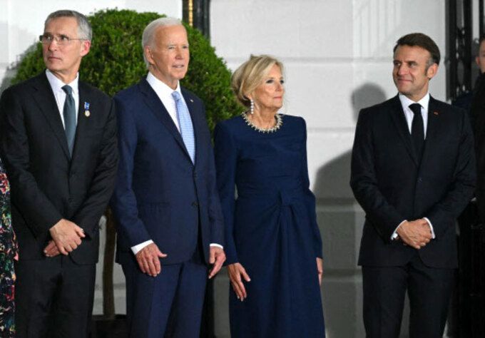10일(현지시간) 미국 백악관에서 나토 회원국 정상들을 위한 만찬이 열린 가운데 에마뉘엘 마크롱 프랑스 대통령(오른쪽)이 조 바이든 미국 대통령(왼쪽 두 번째)를 묘한 표정으로 바라보고 있다. 바이든 왼쪽은 옌스 스톨텐베르그 나토 사무총장, 오른쪽은 영부인 질 바이든 여사. AFP연합뉴스