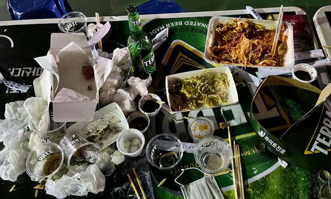 지난 13일 전주가맥축제가 열린 전북 전주종합경기장에 마련된 테이블에 일회용품 용기가 수북이 쌓여 있다. 쓰레기 없는 축제를 위한 전북시민공동행동 제공