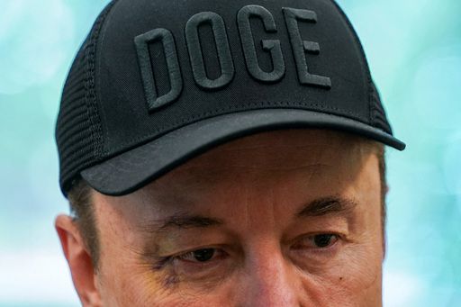 30일(현지시간) 도널드 트럼프 미국 대통령의 기자회견에 배석한 일론 머스크 테슬라 CEO. 오른쪽 눈가에 살짝 멍이 든 모습이 눈길을 끈다. 그는 “아들이 휘두른 주먹에 맞았다”고 말했다. 로이터연합뉴스