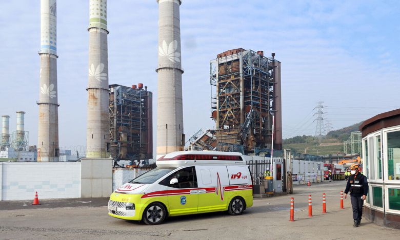 울산화력발전소 보일러 타워 붕괴 사고 현장에서 7일 오전 구급차가 심정지 상태로 구조된 매몰자를 이송하고 있다. 연합뉴스