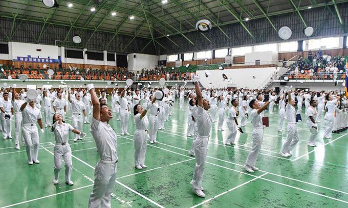 2023년 8월 25일 경남 진해 해군교육사령부에서 열린 해군 부사관후보생 280기 임관식에 참석한 신임 하사들이 임관을 자축하며 정모를 하늘 위로 던지고 있다. 해군 제공