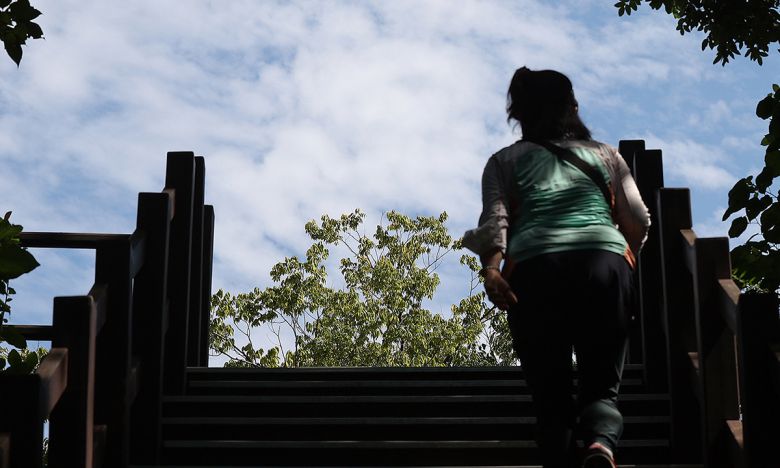 서울의 한 공원을 찾은 시민이 계단을 오르고 있다. 연합뉴스