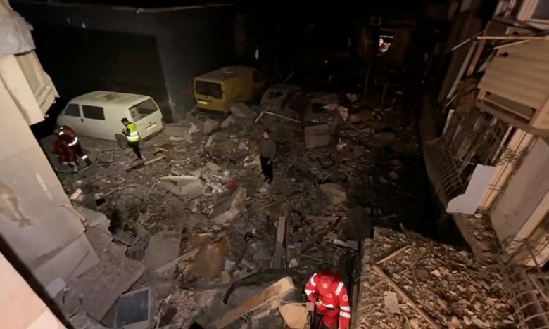 서명 직후… 러, 우크라 오데사 드론 공격 러시아의 드론 공격을 받아 건물이 무너진 우크라이나 남부 항구도시 오데사의 모습을 올레흐 키페르 오데사 주지사가 1일(현지시간) 공개했다. 우크라이나가 미국과의 광물협정에 서명한 직후 이루어진 이번 공격으로 최소 2명이 숨지고 5명이 다쳤다. 오데사=로이터연합뉴스