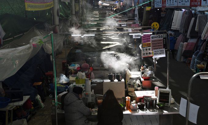 지난 8일 오후 대구 중구 서문시장 국수골목에서 가게 1곳만 문을 열고 영업하고 있다. 이날 한 상인은 '코로나19 장기화에 한파까지 겹쳐 다른 가게는 문을 닫았다'고 설명했다. 뉴시스