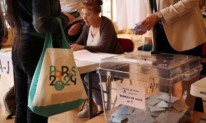 7일(현지시간) 프랑스 파리 시민들이 결선투표를 하고 있다. UPI연합뉴스