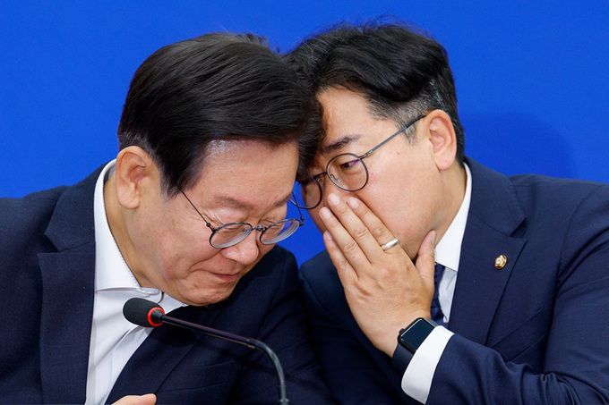 이재명 더불어민주당 대표(왼쪽)와 같은 당 박찬대 원내대표가 지난 12일 오전 서울 여의도 국회에서 열린 최고위원회의에 참석해 대화하고 있다. 뉴스1