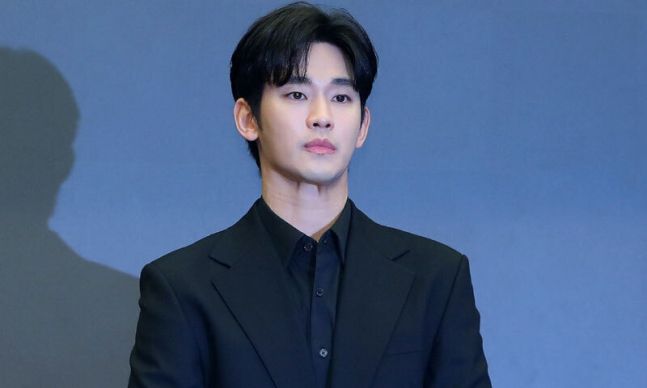배우 김수현이 지난 3월31일 서울 마포구 스탠포드호텔에서 고 김새론과의 미성년자 시절 교제 의혹 등에 대한 입장을 밝히고 있다.   연합뉴스