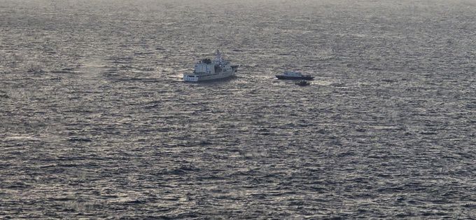 8일 오전 제주 비양도 북서쪽 24㎞ 해상에서 침몰한 부산 선적 선망 어선 금성호(129t) 실종 선원을 찾기 위해 해경이 수색을 벌이고 있다. 제주해양경찰서 제공