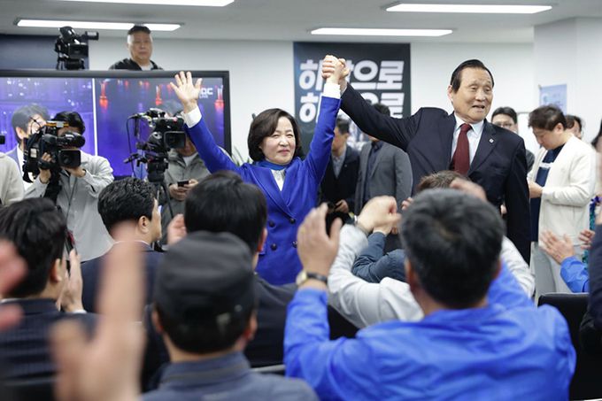 제22대 국회의원선거 하남갑에 출마한 더불어민주당 추미애 후보가 11일 오전 경기도 하남시 대청로에 마련한 본인의 선거사무소에서 당선이 확실해지자 환호하고 있다. 추미애 당선인 캠프 제공