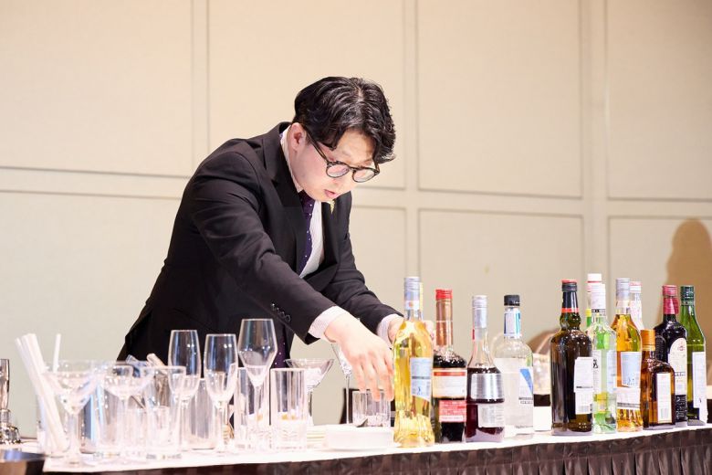 2025 한국 소믈리에 대회 결선 칵테일 제조. 홉스코치 코리아 제공