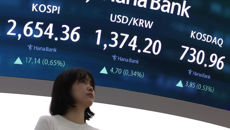 28일 오전 서울 중구 하나은행 딜링룸에서 딜러들이 업무를 하고 있다. 코스피는 전 거래일(2637.22)보다 11.64포인트(0.44%) 오른 2648.86에, 코스닥 지수는 전 거래일(727.11)보다 3.95포인트(0.54%) 상승한 731.06에 거래를 시작했다. 서울 외환시장에서 원·달러 환율은 전 거래일 주간거래 종가(1369.5원)보다 6원 오른 1375.5원에 주간 거래를 시작했다. 사진=뉴시스